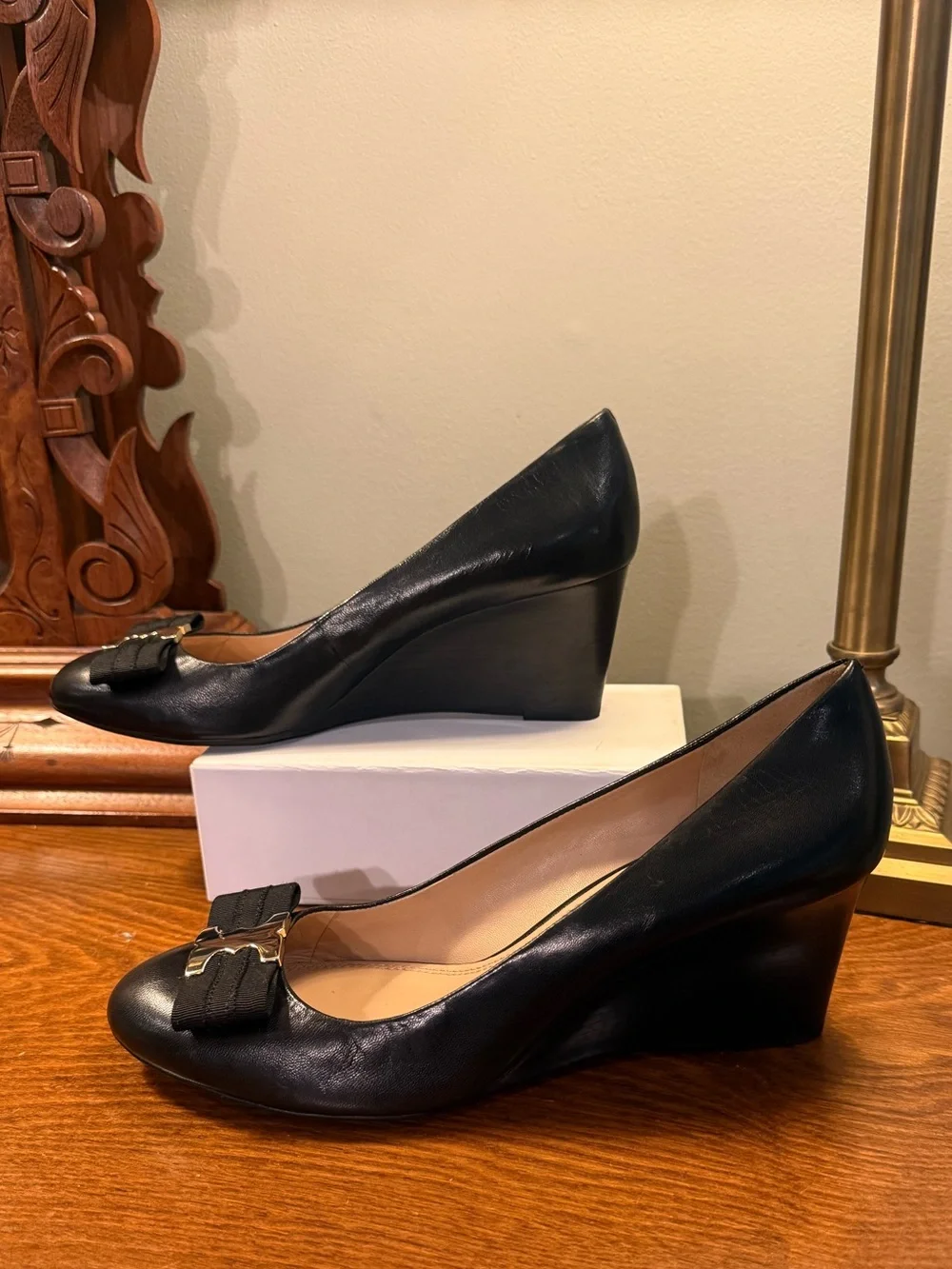 Tory Burch Black Leather Gold Gemini Link Bow Wedge Pumps Size 10.5